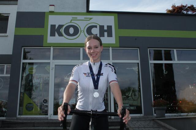 Anne Slosharek vor dem Fahrradhaus Koch in Mutterstadt | Foto: Michael Sonnick