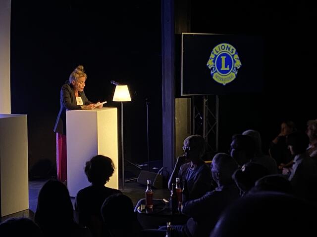 Gelesen wurde viel Satirisches, aber auch nachdenklich Stimmendes. | Foto: Lions Club Karlsruhe-Mitte