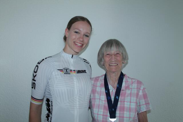 Anne Slosharek mit ihrer Oma | Foto: Michael Sonnick