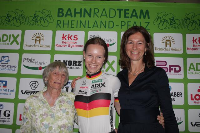 Anne mit ihrer Mutter und Oma | Foto: Michael Sonnick