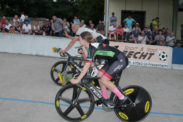 Anne Slosharek auf der Ehrenrunde in Friesenheim  | Foto: Michael Sonnick