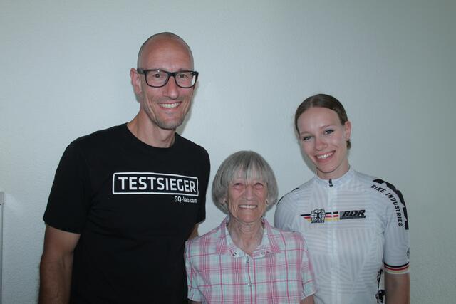 Anne mit Papa und ihrer Oma  | Foto: Michael Sonnick