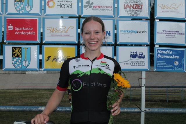 Anne Slosharek mit Blumen in Friesenheim | Foto: Michael Sonnick
