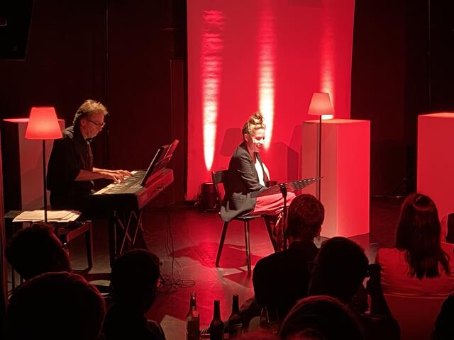 Für Begeisterung sorgten auch die Bruno Balz-Lieder, gesungen von Lilian Huynen, am Piano Michael Postweiler. | Foto: das Ambulanten-Kinder-Palliativteam Karlsruhe-Freiburg