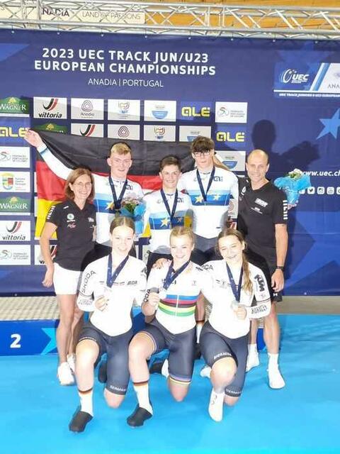 Anne Slosharek (unten links) mit der Silbermedaille und dem BDR-Team | Foto: BDR