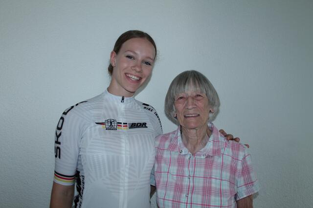 Anne Slosharek mit ihrer Oma | Foto: Michael Sonnick