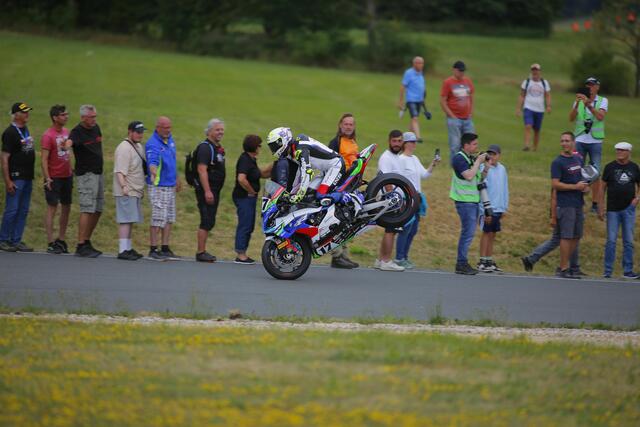 BMW-Pilot Ilya Mikhalchik mit einem Stoppie | Foto: Andre Mürke