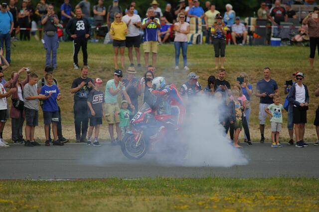 Sieger Florian Alt mit einem Burnout | Foto: Andre Mürke