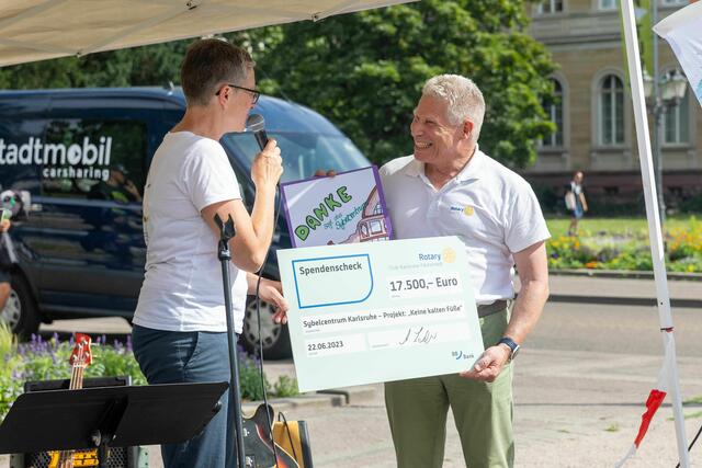 Spendenscheck-Übergabe durch den Rotary Club Karlsruhe Fächerstadt | Foto: Heimstiftung Karlsruhe