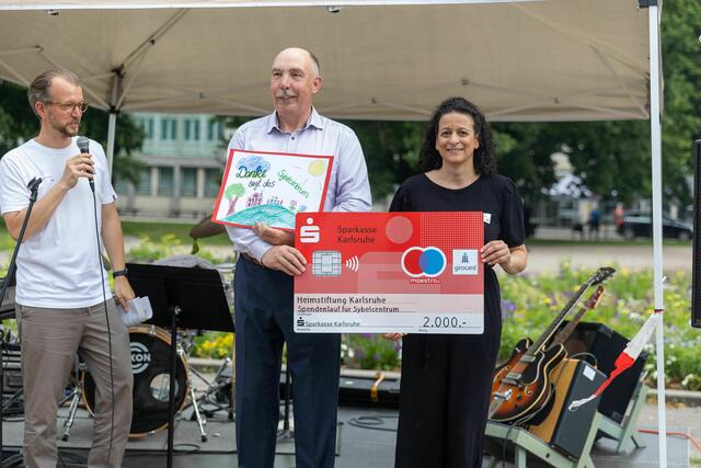 Spendenübergabe durch die Sparkasse Karlsruhe | Foto: Heimstiftung Karlsruhe