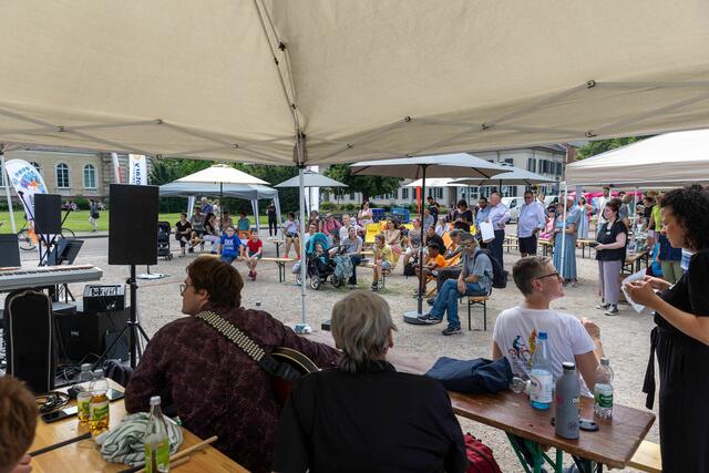 Publikum beim Abschlussfest Spendenlauf | Foto: Heimstiftung Karlsruhe