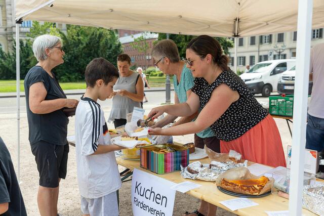 Kuchenverkauf durch den Förderverein für das Sybelcentrum | Foto: Heimstiftung Karlsruhe