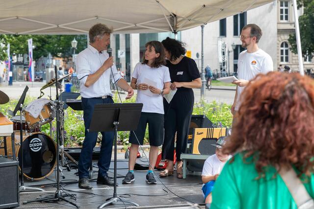 Spendenlaufbotschafterin Simone Raatz im Gespräch mit Schirmherr OB Dr. Frank Mentrup | Foto: Heimstiftung Karlsruhe