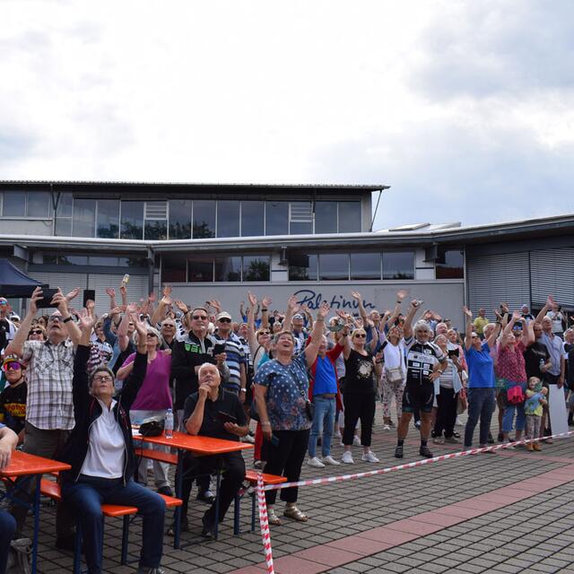 Begrüßung der Fallschirmspringer | Foto: Gemeinde Mutterstadt