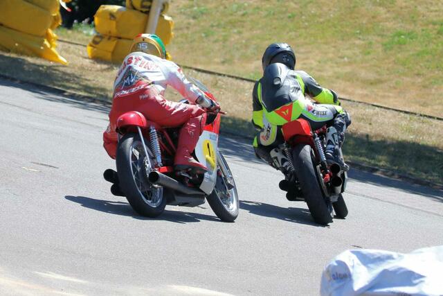 Der Italiener Giacomo Agostini (hinten) auf der MV Agusta | Foto: Thomas Haas