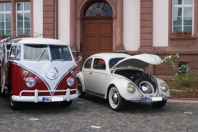 Bulli und Käfer vor dem Pirmasenser Rathaus | Foto: AvD Pirmasens e.V.