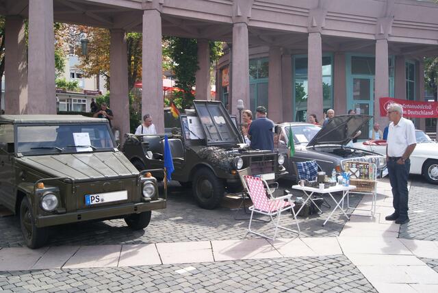 Die Fahrer informieren über ihre Fahrzeuge.  | Foto: AvD Pirmasens e.V.