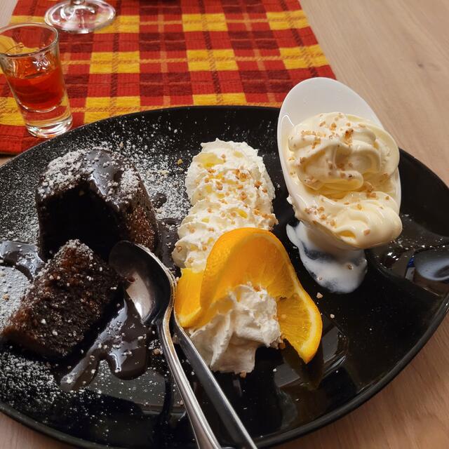 Warmer Nusskuchen mit Vanilleeis, Niederösterreichiche Spezialität  | Foto: Markus Pacher 