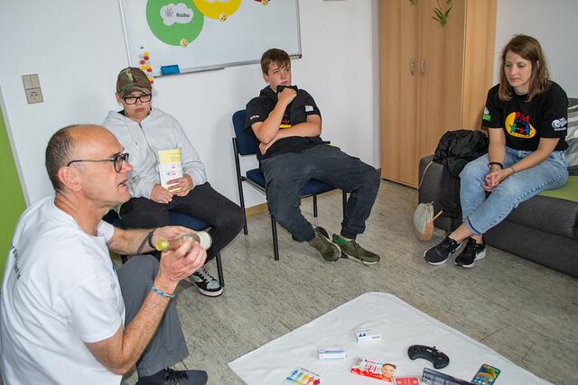 Bernd Kunz informierte die Kinder über das kostenlose Angebot der städtischen Jugend- und Drogenberatung  | Foto: Frank Schäfer