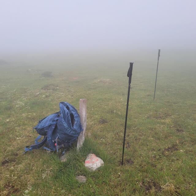 Nebel, Orientierungstrick mit zwei Wanderstöcken | Foto: Markus Pacher 