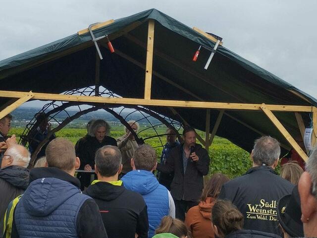 Der britische Künstler Tim Norris richtet mit dem Mikro ein paar Worte an das Publikum. | Foto: Alexandra Oehlert