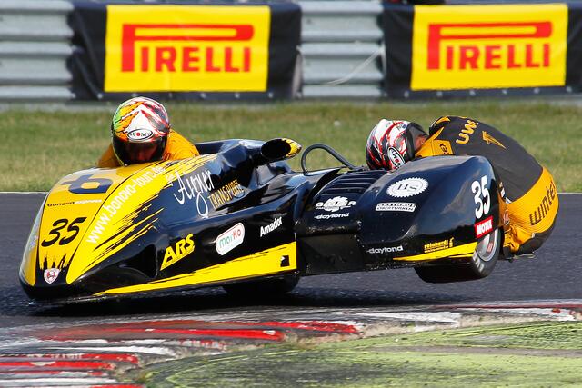 Josef Sattler und Uwe Neubert IDM-Meister 2018 Sidecar 1000 ccm  | Foto: Hermann Rüger