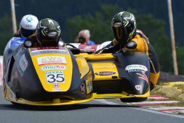 Josef Sattler und Uwe Neubert IDM-Meister 2018 Sidecar 1000 ccm  | Foto: Hermann Rüger