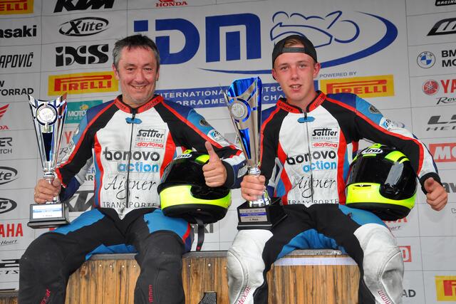 Josef Sattler (links) wurde mit Beifahrer Luca Schmidt 2021 und 2022 IDM-Sidecar Meister | Foto: Hermann Rüger