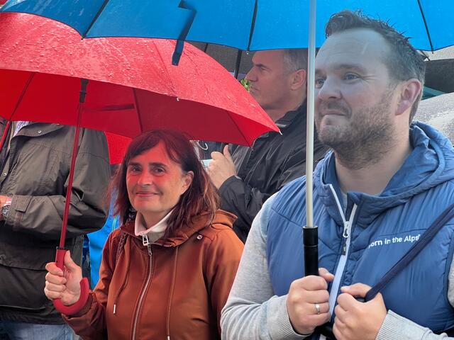 Diverse lokale Persönlichkeiten, darunter Verbandsbürgermeisterin Gabriele Flach und Ortsbürgermeister Timo Glaser, hielten ihre Reden an verschiedenen Stellen während eines Umzugs durch den Ort. | Foto: © Z. Haggag