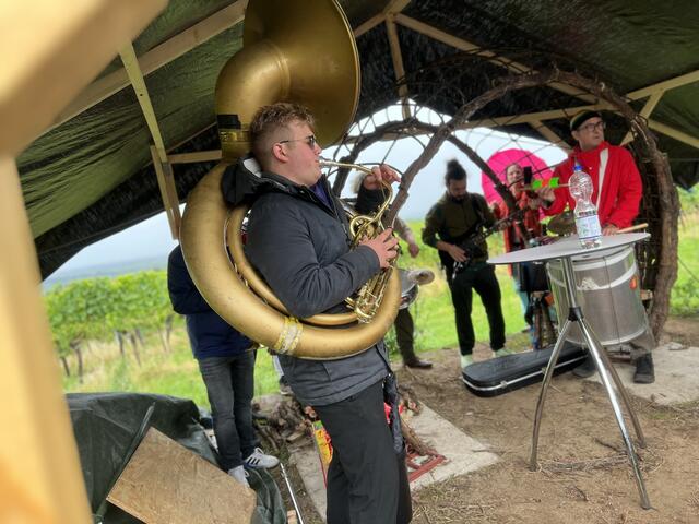Roland Vanecek untermalt trotz Wetterkapriolen die Eröffnung des Kunstpfades St. Martin musikalisch. Im Angebot: CDs der Wandermusikanten mit Hits wie 'Auf den Straßen der Welt. | Foto: Z. Haggag