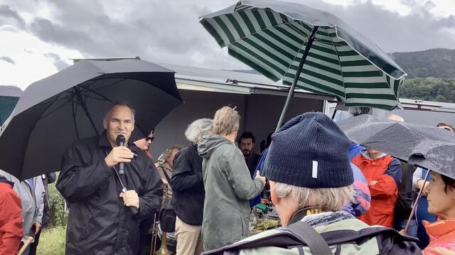 Bei der Eröffnung des Kunstpfades in St. Martin betonte Landrat Dietmar Seefeldt die essenzielle Rolle des Pfades bei der Ankurbelung des Tourismus in der Region. Er hob nicht nur dessen wirtschaftliche und touristische Bedeutung hervor, sondern gab auch einen umfassenden Überblick über den aktuellen Stand von Kunst und Kultur im Landkreis. Trotz finanzieller Engpässe unterstrich er die Notwendigkeit, kulturelle Herausforderungen zu bewältigen, und nannte als Beispiel die Villa Wieser in Herxheim. Zudem bekräftigte er sein Engagement für den Fortbestand der Kunstschule. | Foto: Z. Haggag