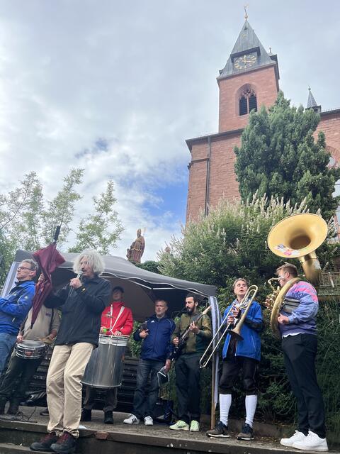 Großer Zuspruch kam, als Herbert Pauser an der Pfarrkirche ein Highlight setzte: Ein spontaner Regenschirmtanz zu den Klängen der Wandermusikanten zog alle Blicke auf sich. | Foto: Z. Haggag