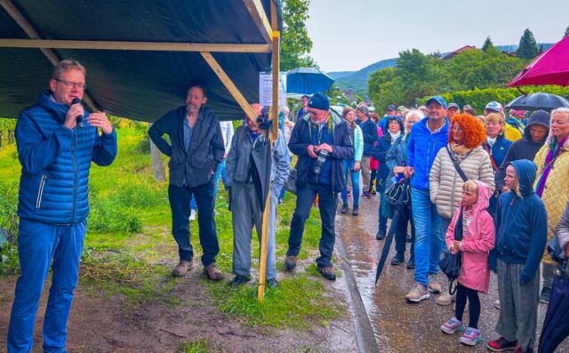 Der Veranstaltungsschwerpunkt lag in den ersten 20 Minuten auf den Grußreden der Ehrengäste. Dr. Thomas Gebhart, Bundestagsabgeordneter, eröffnete die Feierlichkeiten an der Jahnstraße, gleich neben dem Kunstwerk des renommierten Londoner Künstlers Tim Norris.  | Foto: Z. Haggag