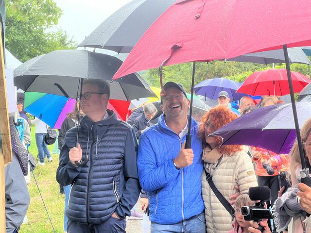 Bei der feierlichen Eröffnung des Kunstpfades St. Martin trotzten namhafte Persönlichkeiten aus verschiedenen Regionen der Pfalz dem Regen und erfreuten sich an der Kunst. Abgebildet sind Dr. Thomas Gebhart, MdB, und Dieter Geißer, Bürgermeister von Schweigen-Rechtenbach. | Foto: Z. Haggag