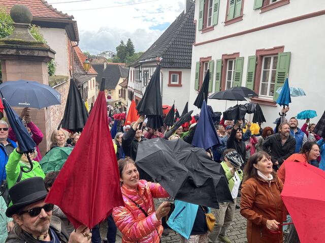 Regenschirmtanz und kunstvolle Eindrücke
Besonders eindrucksvoll gestaltete sich eine Performance an der Pfarrkirche. Zu den Klängen der Wandermusikanten wurde spontan ein tänzerischer Akt mit Regenschirmen inszeniert und aufgeführt.  | Foto: Z. Haggag