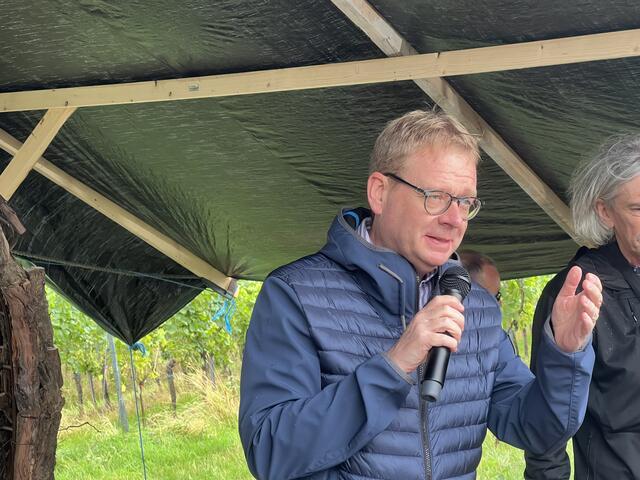 Bei der Eröffnung des Kunstpfades Sankt Martin berichtet Dr. Thomas Gebhart, Bundestagsabgeordneter, von seinen Erfahrungen mit Kunst und Künstlern in Berlin. | Foto: Z. Haggag