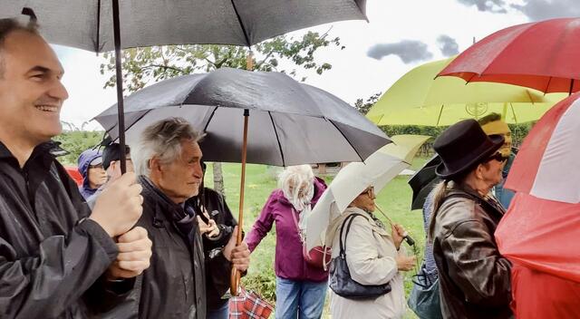 Bei der feierlichen Eröffnung des Kunstpfades St. Martin ließ sich Landrat Dietmar Seefeldt vom Regen nicht beeindrucken und genoss den Kunstevent, wie auf dem Foto zu erkennen ist. | Foto: Z. Haggag