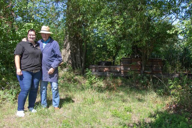 Karima Exenberger und Reinhold Becki bei ihren Bienenstöcken | Foto: Heike Schwitalla