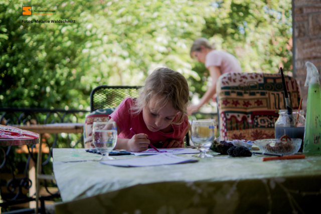 Ida beim Ausmalen | Foto: Melanie Waldschmitt