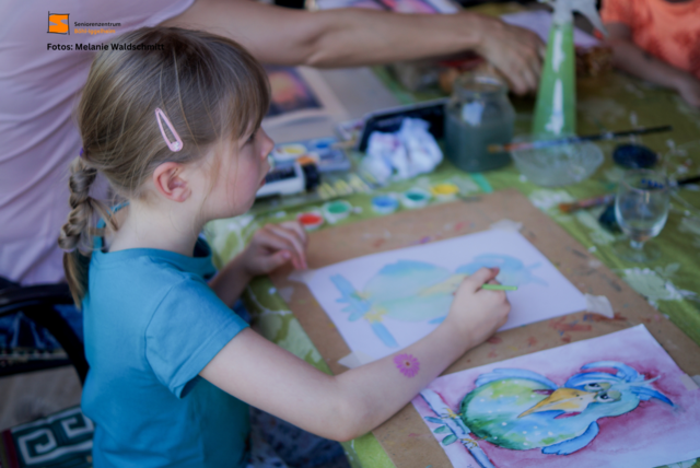 Ida mit ihrem bunten Vogel | Foto: Melanie Waldschmitt