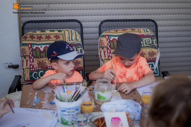 Sebastian und Maximilian ganz fleißig | Foto: Melanie Waldschmitt