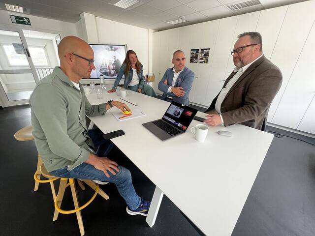Besuch beim Z-Lab der Auerbach-Stiftung in Bruchsal: V.l. Steffen Heil, Carina Baumgärtner-Huber, Christian Eheim und Christian Jung. | Foto: Sebastian Weber