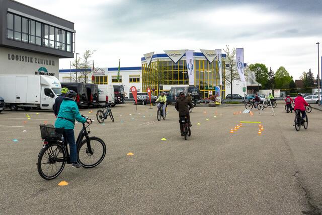 Slalom fahren, einhändig fahren und Wäscheklammern holen. (linke Bildseite) | Foto: Gerhard Öfner
