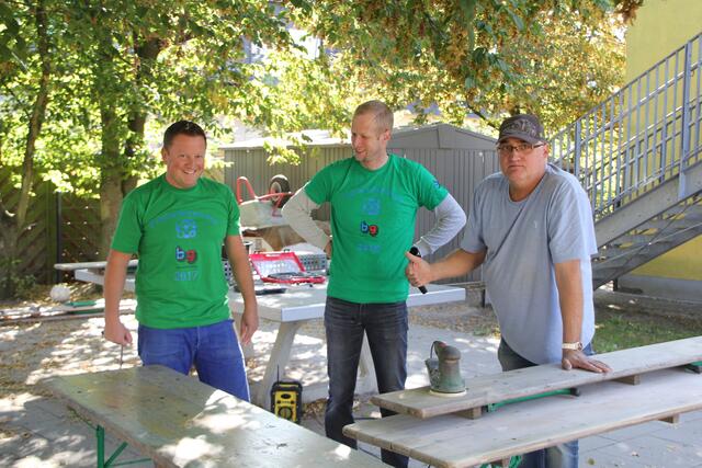 Für Bierzeltgarnituren wird am Freiwilligentag eine passende Überdachung gebaut. | Foto: AWO-Familienzentrum
