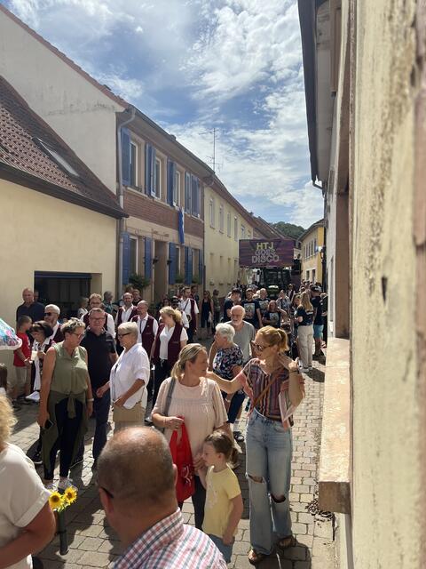 Untergasse voller Menschen beim Standumzug | Foto: Arno Mohr