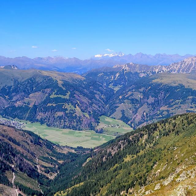Blick vom Karnischen Höhenweg über Obertilliach zum Großglockner | Foto: Markus Pacher 