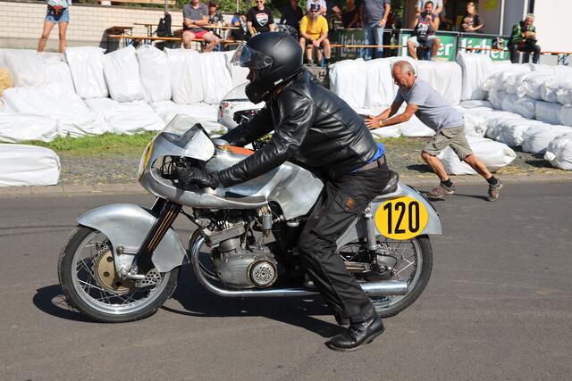 Sven Heimberger mit der NSU Renmax R225303 mit der Otto Daiker 1953 Jahren den Grand Prix in Schotten gefahren ist  | Foto: H. Reuschel moto-foto