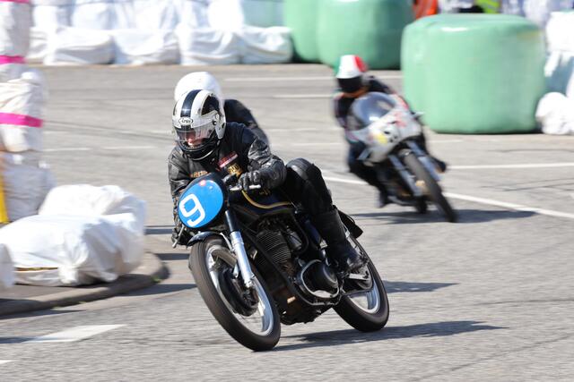 Auch AJS, eine längst vergangene Motorradschmiede aus England, war in Schotten mit einem Modell aus den 50-er Jahren vertreten, hier mit Peter Frohnmeyer | Foto: H.Reuschel moto-foto