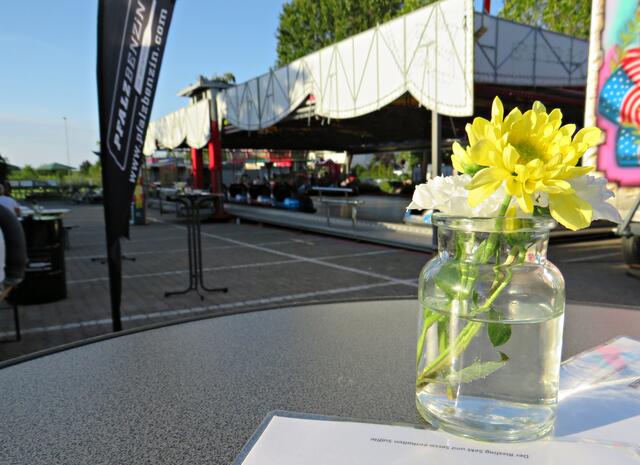 Überall standen Blümchen auf den Tischen | Foto: Brigitte Melder
