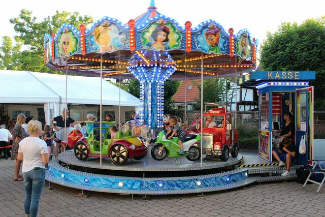 Auch die Kids haben in Venningen großen Spaß und können ihre Karussell-Runden drehen, während die Erwachsenen sich eine Abkühlung genehmigen.  | Foto: Markus Pacher